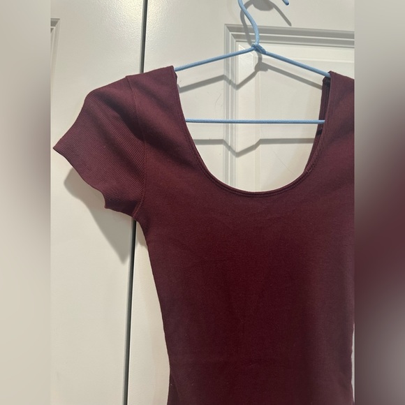 Abercrombie & Flitch Short-Sleeve Cotton Ribbed Scoop Neck Bodysuit in Maroon XS - Picture 4 of 11